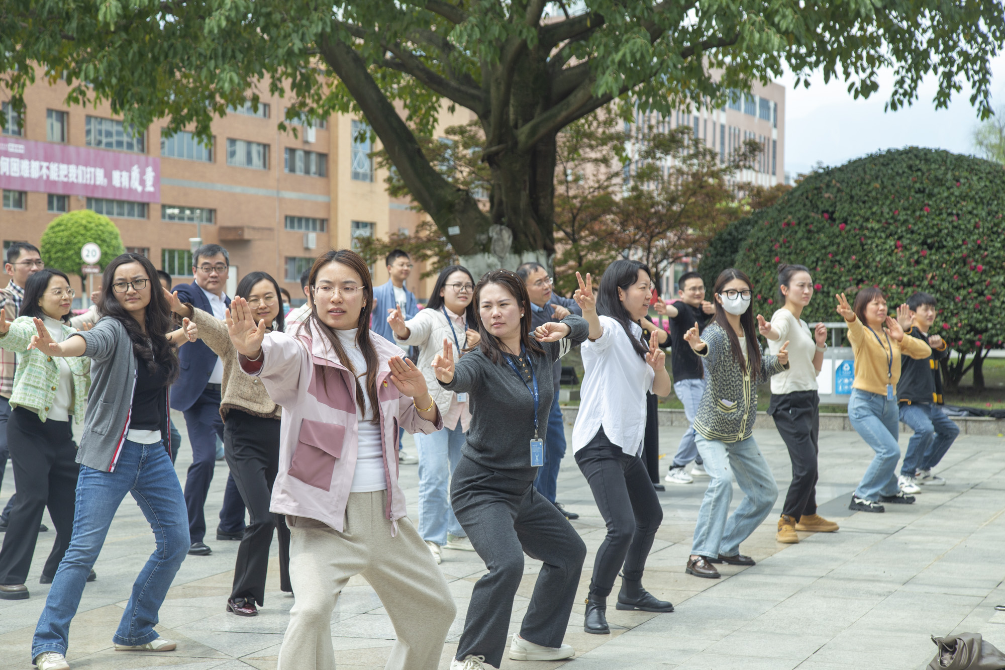 全員動起來，健康向未來|四川海蓉大健康系列八段錦活動正式啟動！